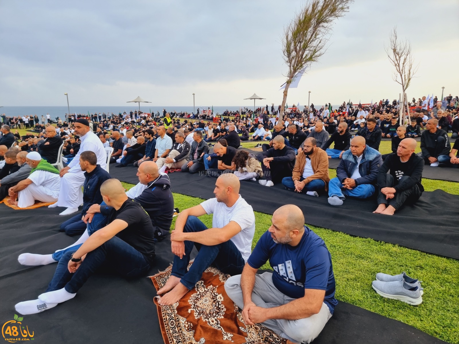  أهالي يافا يؤدون صلاة عيد الفطر في متنزه العجمي 